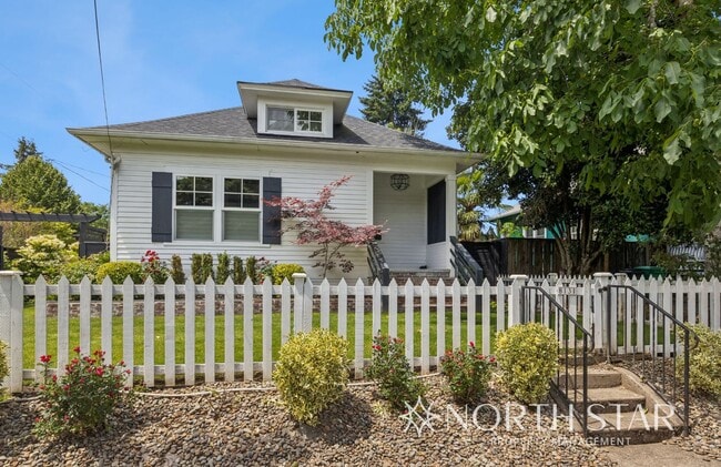 Building Photo - Remodeled Sellwood Bungalow