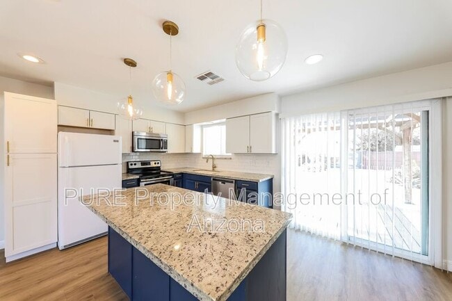 Building Photo - 333 E Cullumber Ave