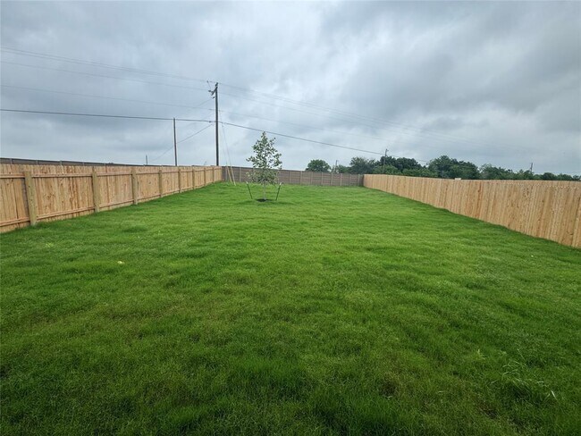 Building Photo - 330 Whoopers Lp