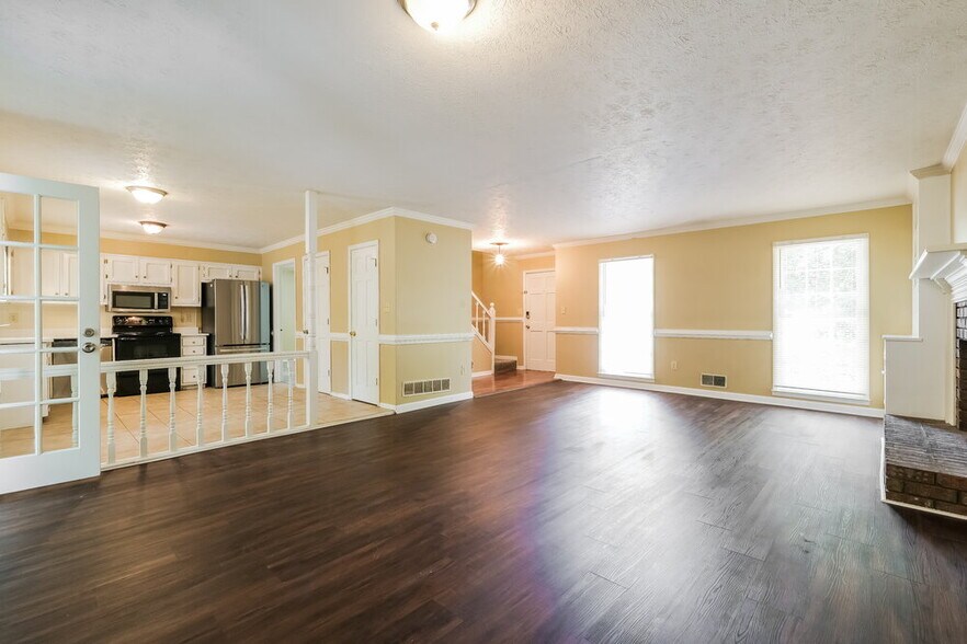Building Photo - 2432 Hillboro Cir S W