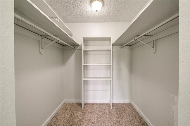 Building Photo - Desirable SE Boise Home Minutes From BSU!