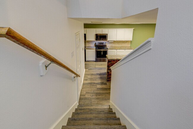 Building Photo - Stylish Woodlands Home Steps from H-E-B & ...