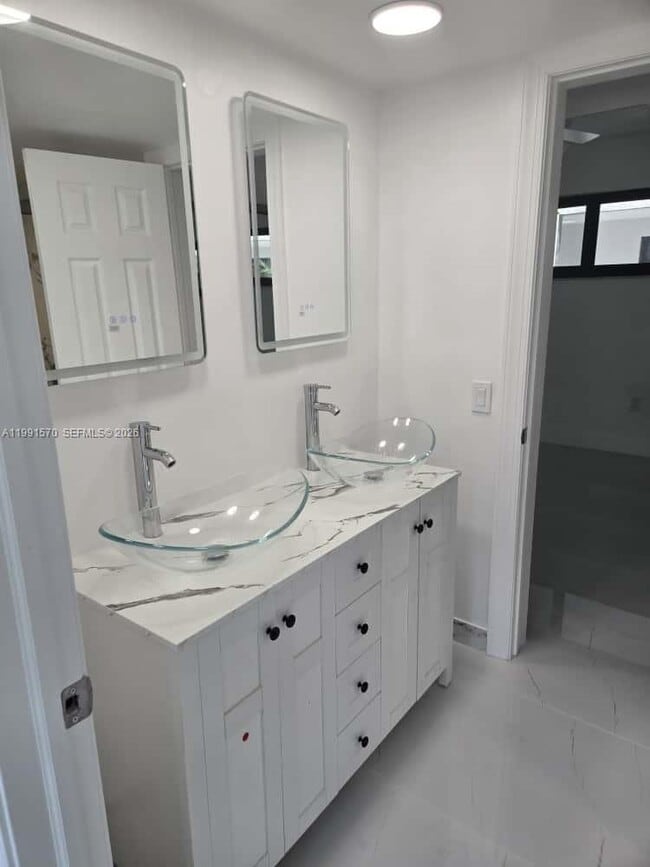 Building Photo - 5 Olive Dr