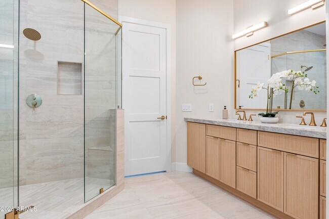 Building Photo - 5540 E Dahlia Dr