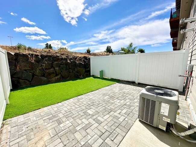 Building Photo - Stunning 3 bedroom townhome.