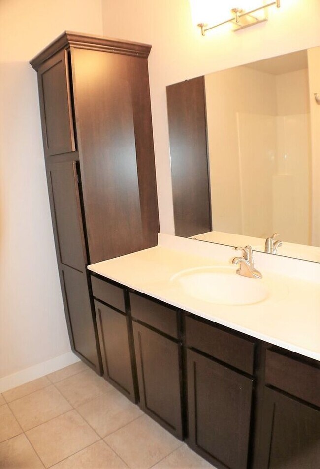Building Photo - $2,000 | 3 Bedroom, 3 Bathroom TOWN HOME | PET Friendly* | Sublease* | Available for August 1st, ...