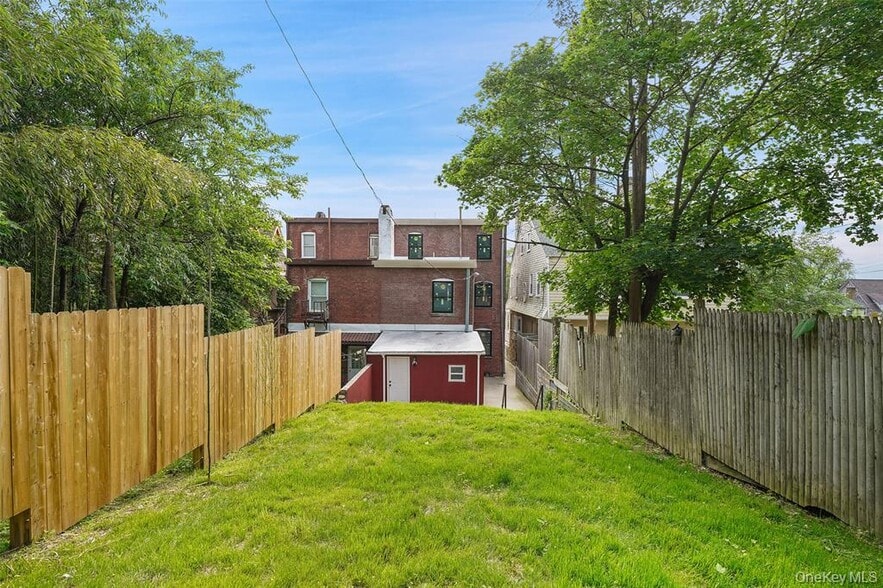 Building Photo - 405 Grand St