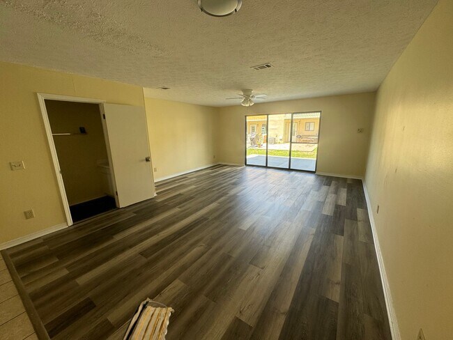 Building Photo - Great Two Bedroom-Freshly Remodeled-$500.00 off first months rental rate with approved application!