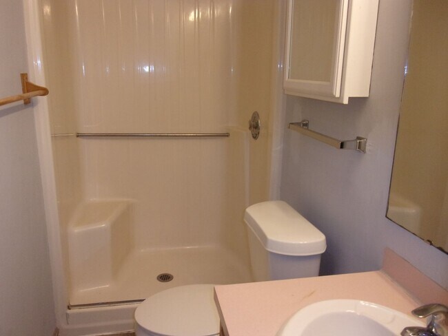 Building Photo - Ground Floor 2 Bedroom 2 Bath Condo in Farmington Hills