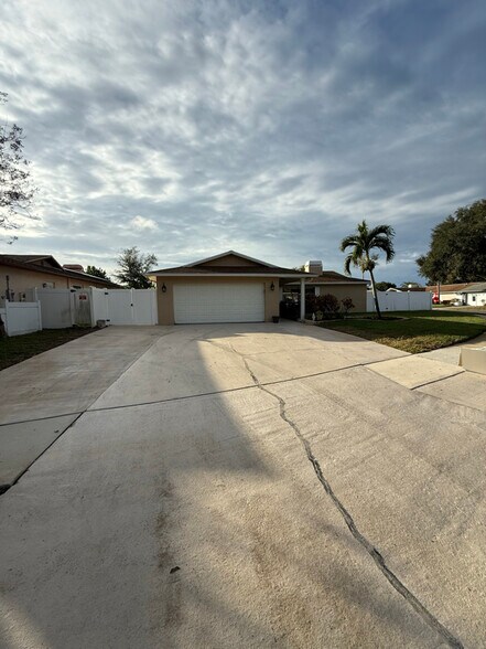 Building Photo - 9429 Laura Anne Dr