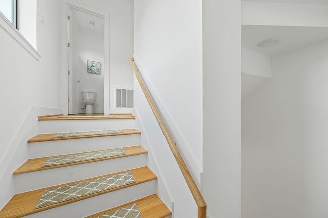 Building Photo - 2239 N MacGregor Way