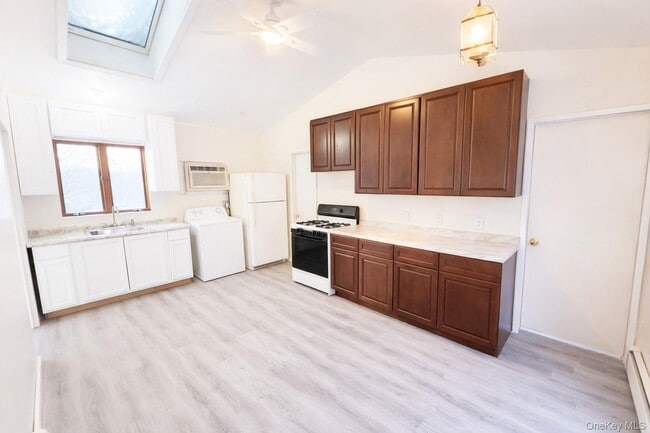 Building Photo - 8 Rocky Rd