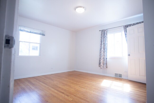 Building Photo - 2428 W Berwyn Ave