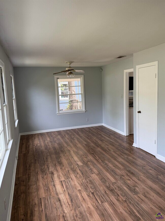 Building Photo - 202 Ruzelle St