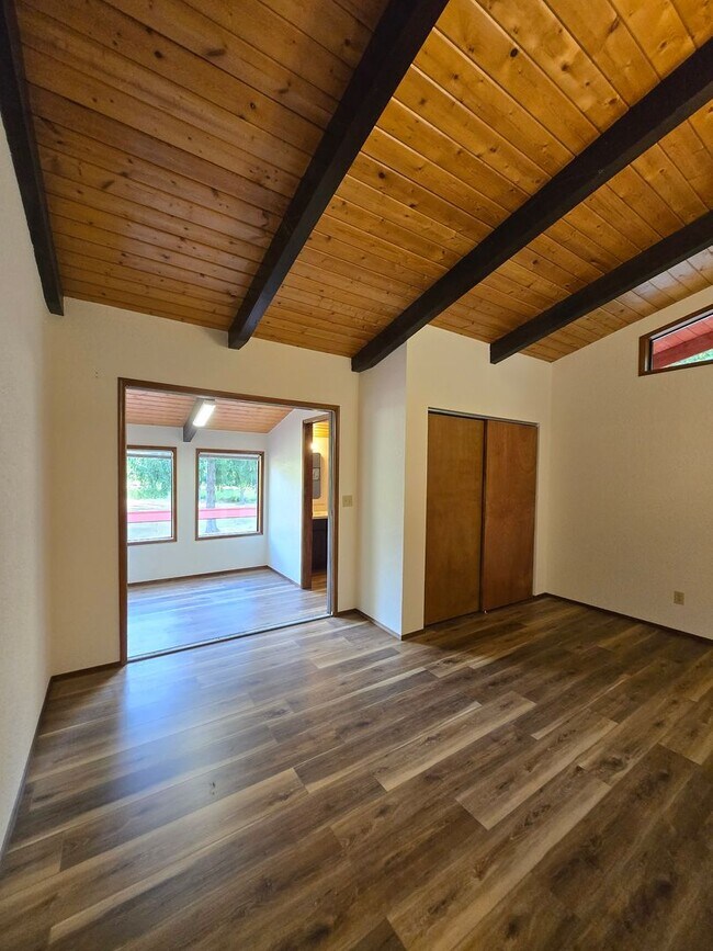 Building Photo - Riverfront Property 3 Bedroom 2 Bath in To...