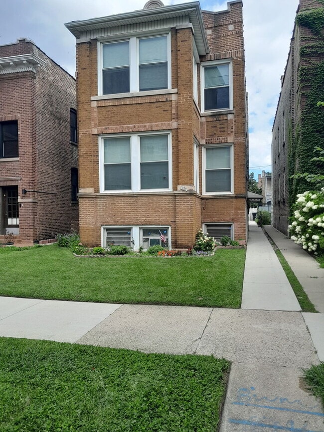 Primary Photo - 2606 W Argyle St