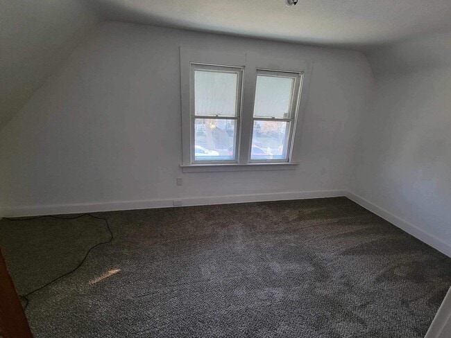Building Photo - Charming 3 Bedroom Home Rent Ready