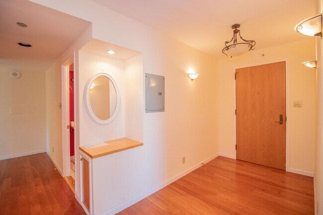 Building Photo - 101 Lombard St