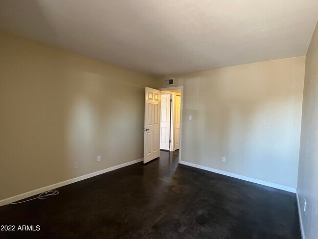 Building Photo - 1718 E Campbell Ave