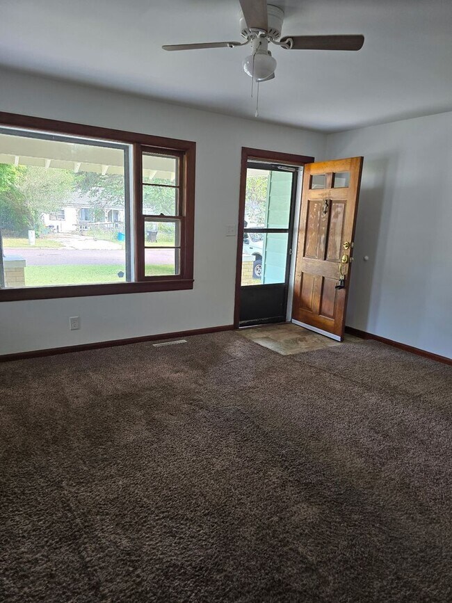Building Photo - Spacious 2 Bedroom, 1.5 Bath Home in Sprin...