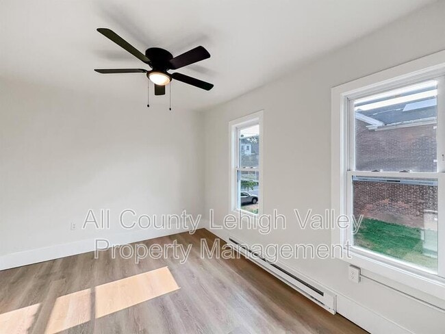 Building Photo - 122 E Goepp St