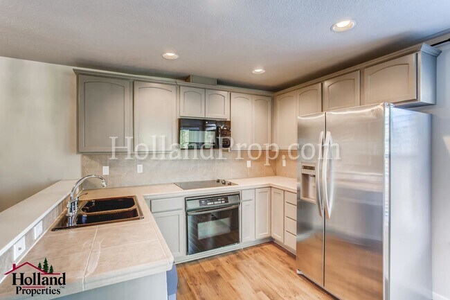 Building Photo - 977 NE 73rd Ave