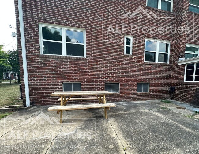 Building Photo - Renovated 2 Bedroom, 1 Bath First-Floor Apartment Available