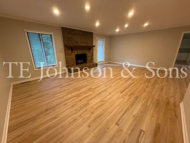 Building Photo - Charming 3 Bedroom Home Near Country Club ...