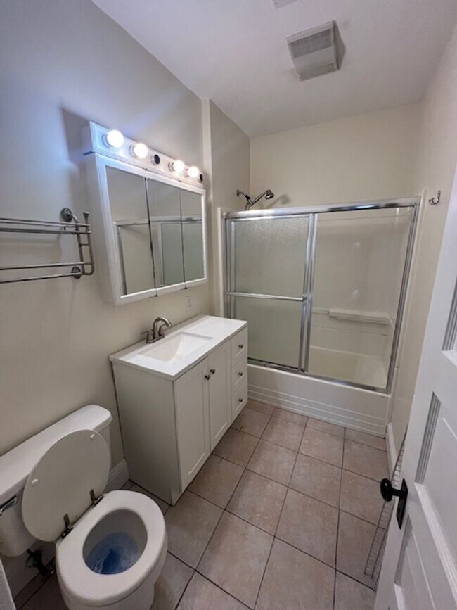 Building Photo - Third Floor 3 Bd 1 Bath Near JFK T Station...