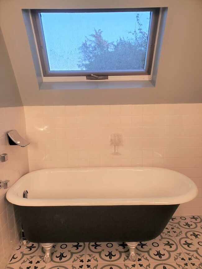 Building Photo - 4704 Great Oaks Dr