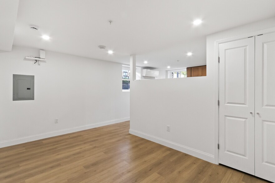 Building Photo - 261 Bradley St