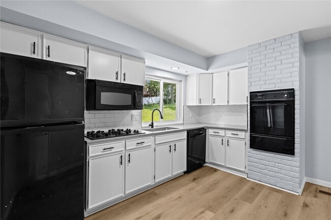 Building Photo - 24 Forest Crest Dr