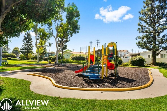 Building Photo - Stylish and beautiful 3-Bed Home with Land...