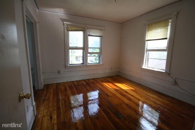 Building Photo - 5 br, 2 bath House - 615 Village St