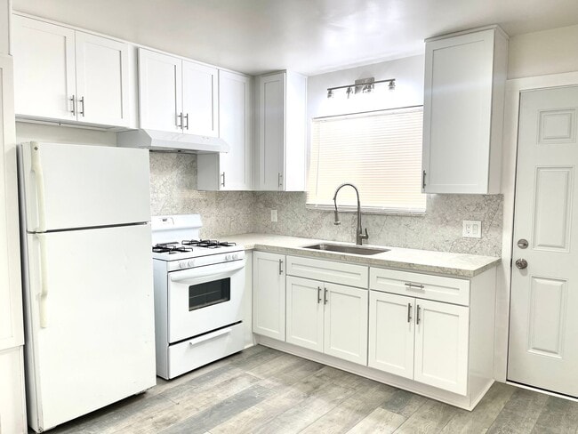 Building Photo - 319 S Alessandro St