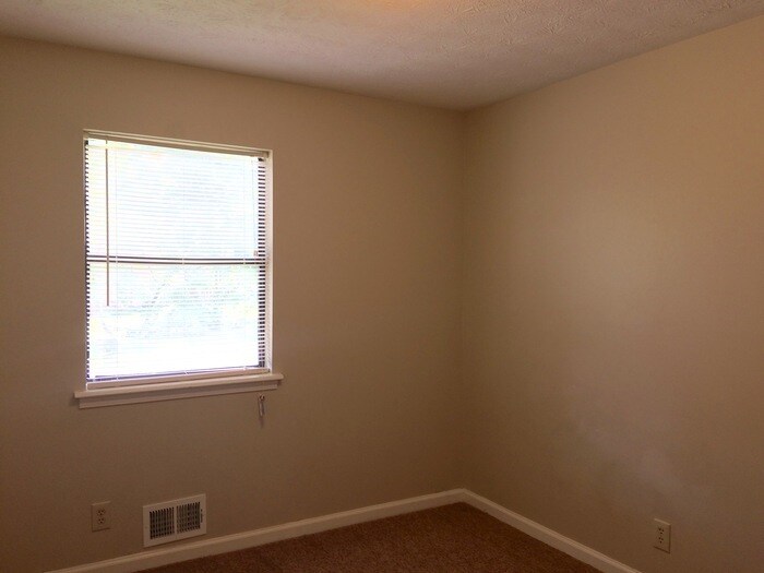 Building Photo - 846 Raintree Way SE