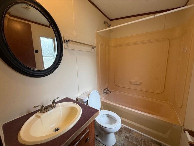 Building Photo - 3 bedroom, 2 bath Mobile Home