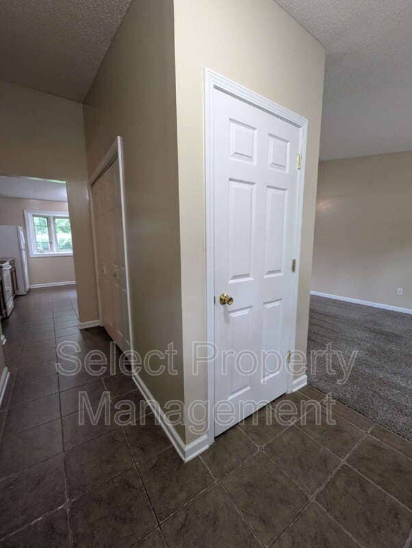 Building Photo - 3220 Thames Dr