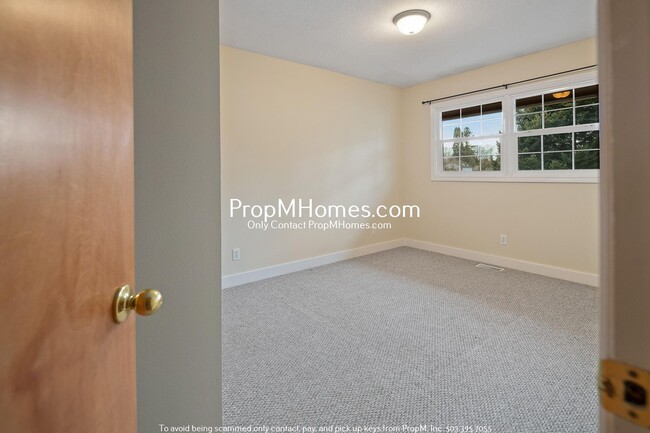 Building Photo - 5 Bedroom Charmer in Milwaukie! Close to C...