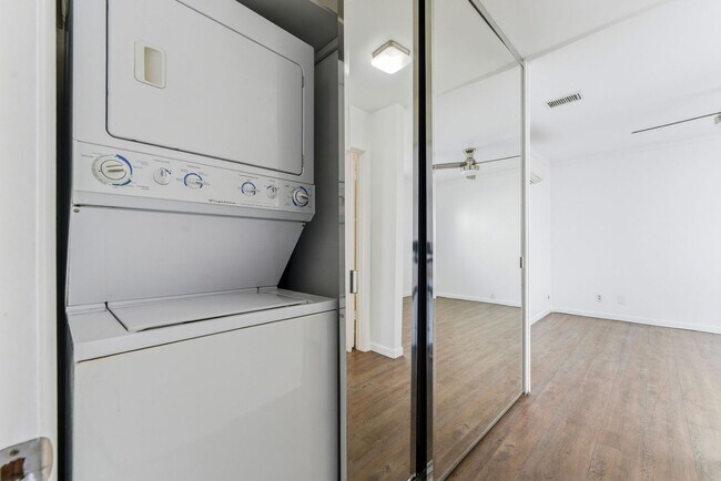 Building Photo - Prime Peninsula Living – 2BR/2BA Walk to Everything