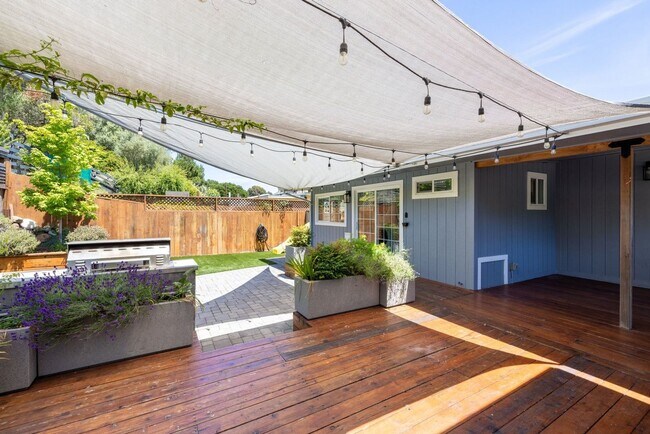Building Photo - Beautiful Duplex In Highly Desirable San Rafael!