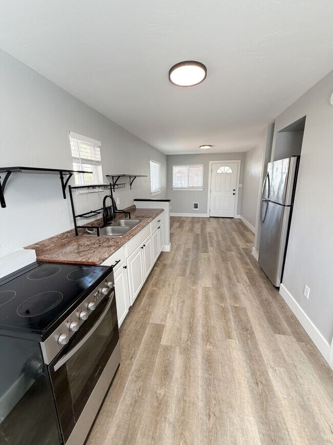 Building Photo - 2 Bedroom, 1 Bathroom Home