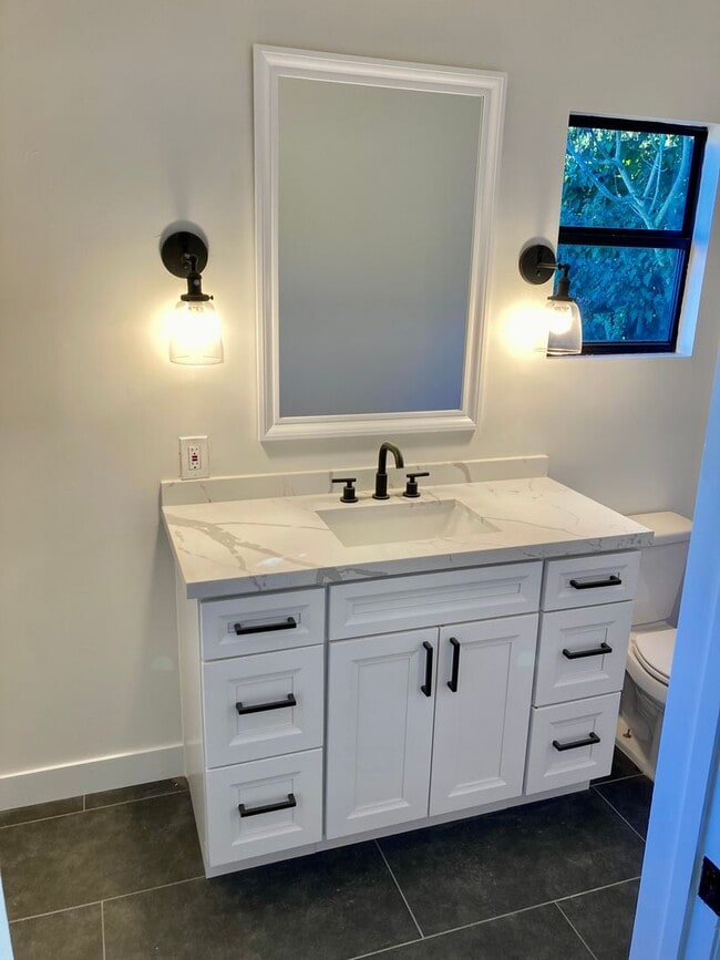 Building Photo - Mid-Century Modern Bay Park Home