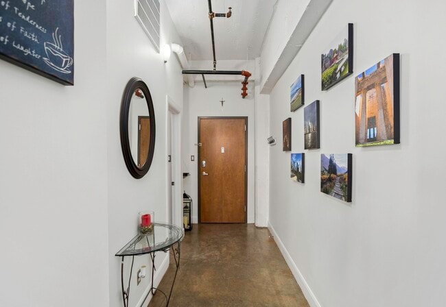 Building Photo - 831 S Flores St