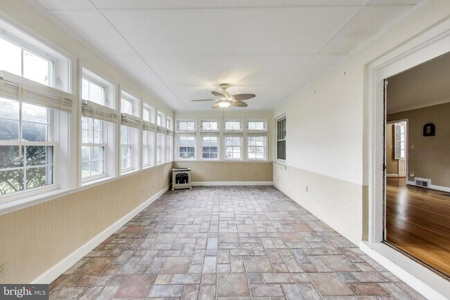 Building Photo - 9326 W Parkhill Dr