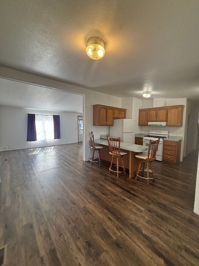 Building Photo - 3 Bedroom 2 bathroom