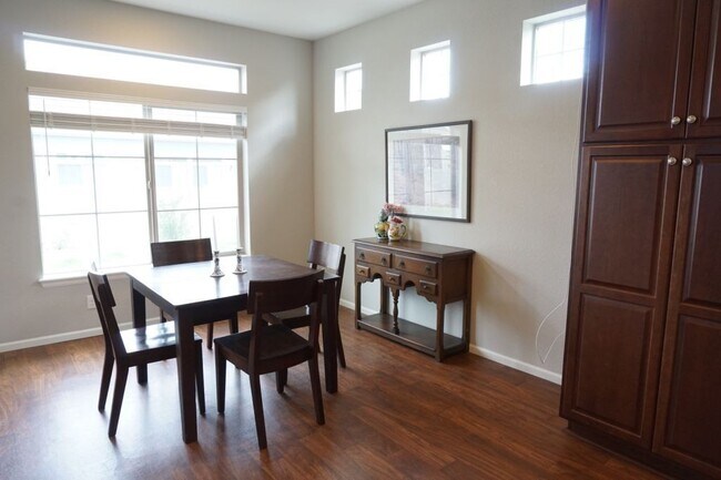 Building Photo - Partially Furnished (or unfurnished) Singl...