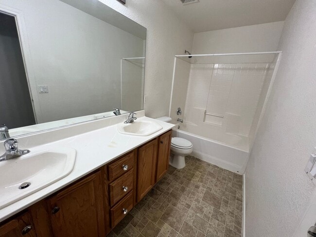 Building Photo - 4 Bedroom home with large lot