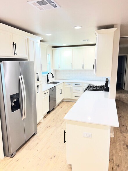 Building Photo - 1615 Iowa St