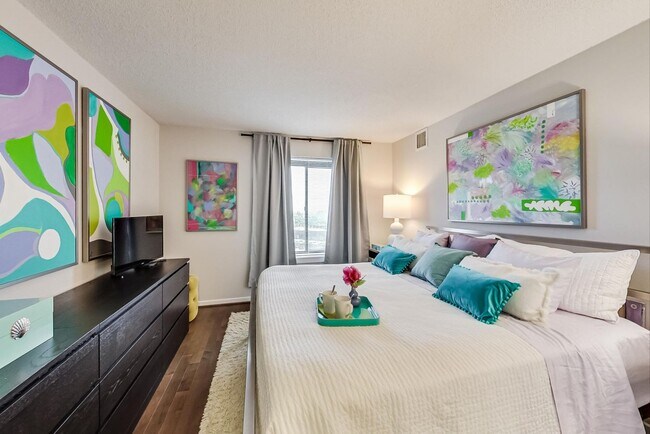 Building Photo - 2-bedroom, 1-bath condo in the sought-afte...